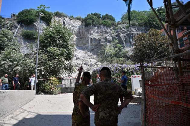 Foto IPP Felice De Martino Pozzuoli - Napoli 01 08 2026 Scossa di Terremoto Pozzuoli il Sisma di magnitudo 4.7 ai Campi flegrei: feriti, danni e circa 300 le persone che hanno dovuto abbandonare le proprie case nella foto i militari presidiano l area del costone crollato Italy Photo Press World Copyright *** Photo by IPP Felice De Martino, Pozzuoli, Naples, August 1, 2026: Earthquake in Pozzuoli—a 4.7-magnitude quake in the Phlegraean Fields—resulting in injuries, property damage, and about 300 people forced to evacuate their homes; in the photo, military personnel are securing the area of the collapsed ridge. Italy Photo Press World Copyright 