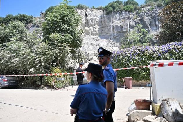 Foto IPP Felice De Martino Pozzuoli - Napoli 01 08 2026 Scossa di Terremoto Pozzuoli il Sisma di magnitudo 4.7 ai Campi flegrei: feriti, danni e circa 300 le persone che hanno dovuto abbandonare le proprie case nella foto carabiieri presidiano l area del costone crollato Italy Photo Press World Copyright *** IPP Photo by Felice De Martino, Pozzuoli, Naples, August 1, 2026: Earthquake in Pozzuoli—a 4.7-magnitude quake in the Phlegraean Fields—resulting in injuries, damage, and about 300 people forced to evacuate their homes; in the photo, Carabinieri are patrolling the area of the collapsed ridge. Italy Photo Press World Copyright 