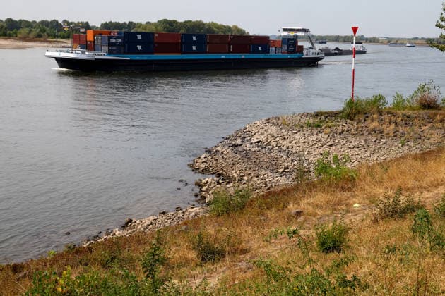 Niedriger Rheinpegel am Pegel Wesel Für den 03.08.2026 wurde durch die Wasserstraßen- und Schifffahrtsverwaltung des Bundes ein Pegelstand von 85 cm veröffentlicht. Für die Binnenschifffahrt stellt der niedrige Pegel ein Problem dar. Sinkt er zu weit ab, dürfen Schiffe nicht mehr voll beladen werden. Binnenschiff auf dem Rhein bei Wesel. Wesel, Nordrhein-Westfalen, DEU, Deutschland, 03.08.2026 *** Low water level on the Rhine at the Wesel gauge. The Federal Waterways and Shipping Administration published a water level of 85 cm for August 3, 2026. The low water level poses a problem for inland waterway shipping. If it drops too low, ships are no longer allowed to be fully loaded. Inland waterway vessel on the Rhine near Wesel. Wesel, No