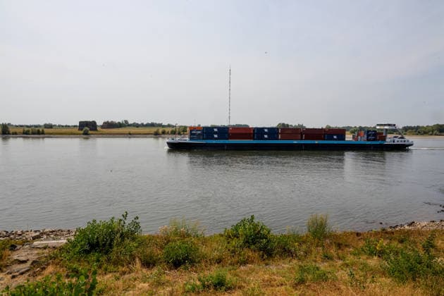 Niedriger Rheinpegel am Pegel Wesel Für den 03.08.2026 wurde durch die Wasserstraßen- und Schifffahrtsverwaltung des Bundes ein Pegelstand von 85 cm veröffentlicht. Für die Binnenschifffahrt stellt der niedrige Pegel ein Problem dar. Sinkt er zu weit ab, dürfen Schiffe nicht mehr voll beladen werden. Binnenschiff auf dem Rhein bei Wesel. Wesel, Nordrhein-Westfalen, DEU, Deutschland, 03.08.2026 *** Low water level on the Rhine at the Wesel gauge. The Federal Waterways and Shipping Administration published a water level of 85 cm for August 3, 2026. The low water level poses a problem for inland waterway shipping. If it drops too low, ships are no longer allowed to be fully loaded. Inland waterway vessel on the Rhine near Wesel. Wesel, No