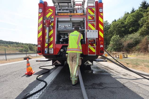 Firefighters pictured at the scene of a brush fire along the E25 highway in Bastogne, on Monday 03 August 2026. A major brush fire broke out Monday morning in the municipality of Bastogne, near the Withimont highway rest area.  JULIENxWARNAND 182682001