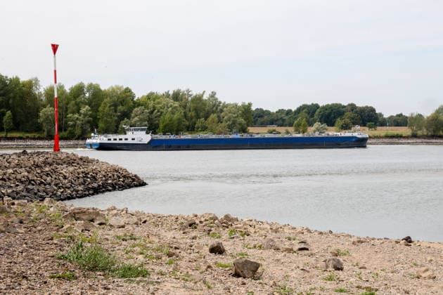 Niedriger Rheinpegel am Pegel Wesel Für den 03.08.2026 wurde durch die Wasserstraßen- und Schifffahrtsverwaltung des Bundes ein Pegelstand von 85 cm veröffentlicht. Für die Binnenschifffahrt stellt der niedrige Pegel ein Problem dar. Sinkt er zu weit ab, dürfen Schiffe nicht mehr voll beladen werden. Binnenschiff auf dem Rhein bei Wesel. Wesel, Nordrhein-Westfalen, DEU, Deutschland, 03.08.2026 *** Low water level on the Rhine at the Wesel gauge. The Federal Waterways and Shipping Administration published a water level of 85 cm for August 3, 2026. The low water level poses a problem for inland waterway shipping. If it drops too low, ships are no longer allowed to be fully loaded. Inland waterway vessel on the Rhine near Wesel. Wesel, No