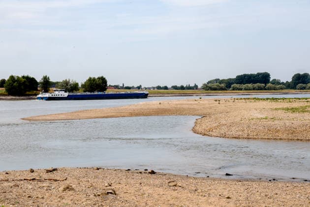 Niedriger Rheinpegel am Pegel Wesel Für den 03.08.2026 wurde durch die Wasserstraßen- und Schifffahrtsverwaltung des Bundes ein Pegelstand von 85 cm veröffentlicht. Für die Binnenschifffahrt stellt der niedrige Pegel ein Problem dar. Sinkt er zu weit ab, dürfen Schiffe nicht mehr voll beladen werden. Binnenschiff auf dem Rhein bei Wesel. Wesel, Nordrhein-Westfalen, DEU, Deutschland, 03.08.2026 *** Low water level on the Rhine at the Wesel gauge. The Federal Waterways and Shipping Administration published a water level of 85 cm for August 3, 2026. The low water level poses a problem for inland waterway shipping. If it drops too low, ships are no longer allowed to be fully loaded. Inland waterway vessel on the Rhine near Wesel. Wesel, No