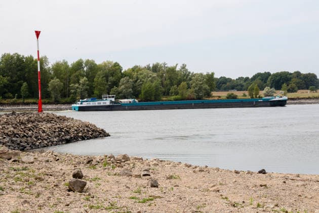 Niedriger Rheinpegel am Pegel Wesel Für den 03.08.2026 wurde durch die Wasserstraßen- und Schifffahrtsverwaltung des Bundes ein Pegelstand von 85 cm veröffentlicht. Für die Binnenschifffahrt stellt der niedrige Pegel ein Problem dar. Sinkt er zu weit ab, dürfen Schiffe nicht mehr voll beladen werden. Binnenschiff auf dem Rhein bei Wesel. Wesel, Nordrhein-Westfalen, DEU, Deutschland, 03.08.2026 *** Low water level on the Rhine at the Wesel gauge. The Federal Waterways and Shipping Administration published a water level of 85 cm for August 3, 2026. The low water level poses a problem for inland waterway shipping. If it drops too low, ships are no longer allowed to be fully loaded. Inland waterway vessel on the Rhine near Wesel. Wesel, No