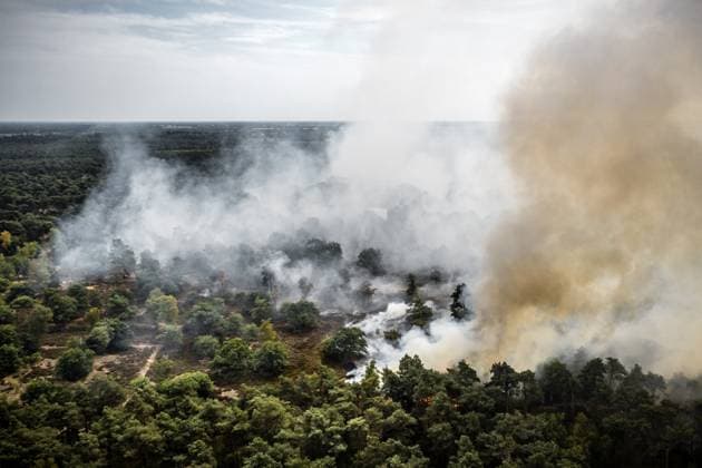 OOSTRUM - A very large fire is raging in the De Rosmolen nature reserve, according to the Limburg-Noord safety region. Due to dry conditions, the fire was able to spread rapidly. ROB ENGELAAR ANP netherlands out - belgium out  Copyright: xx x564813630x originalFilename: 564813630.jpg