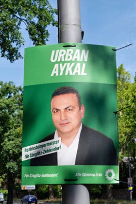 Berlin,03.08.2026,Wahlplakat der Partei Bündnis 90 die Grünen Urban Aykal zur Wahl zum 20.Abgeordnetenhaus von Berlin sowie zu den Bezirksverordnetenversammlungen am 20.09.2026. *** Berlin, August 3, 2026—Election poster for Urban Aykal of the Alliance 90 The Greens party for the election to the 20th Berlin House of Representatives and the district councils on September 20, 2026