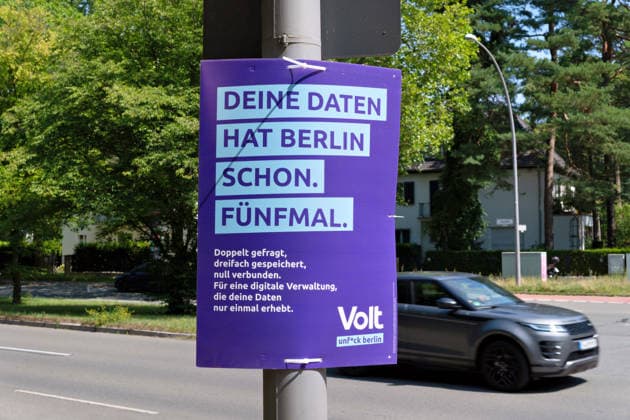 Berlin,03.08.2026,Wahlplakat der Partei Volt zur Wahl zum 20.Abgeordnetenhaus von Berlin sowie zu den Bezirksverordnetenversammlungen am 20.09.2026. *** Berlin, August 3, 2026—Election poster for the Volt Party for the election to the 20th Berlin House of Representatives and the district councils on September 20, 2026