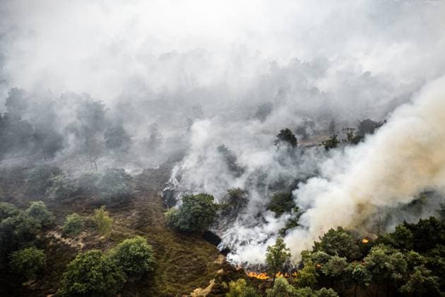 OOSTRUM - A very large fire is raging in the De Rosmolen nature reserve, according to the Limburg-Noord safety region. Due to dry conditions, the fire was able to spread rapidly. ROB ENGELAAR ANP netherlands out - belgium out  Copyright: xx x564813653x originalFilename: 564813653.jpg