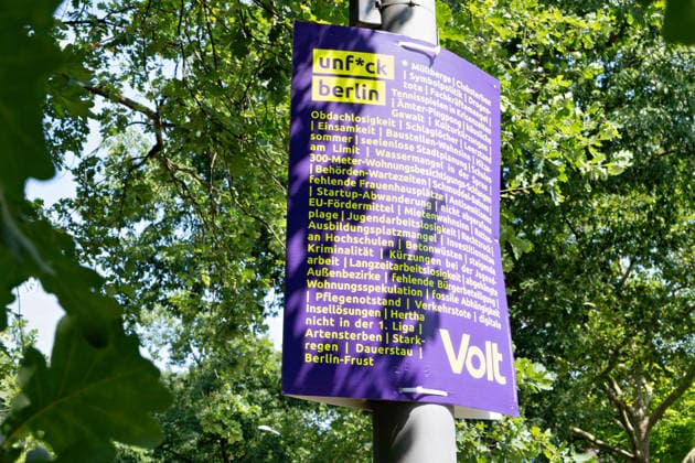Berlin,03.08.2026,Wahlplakat der Partei Volt zur Wahl zum 20.Abgeordnetenhaus von Berlin sowie zu den Bezirksverordnetenversammlungen am 20.09.2026. *** Berlin, August 3, 2026—Election poster for the Volt Party for the election to the 20th Berlin House of Representatives and the district councils on September 20, 2026