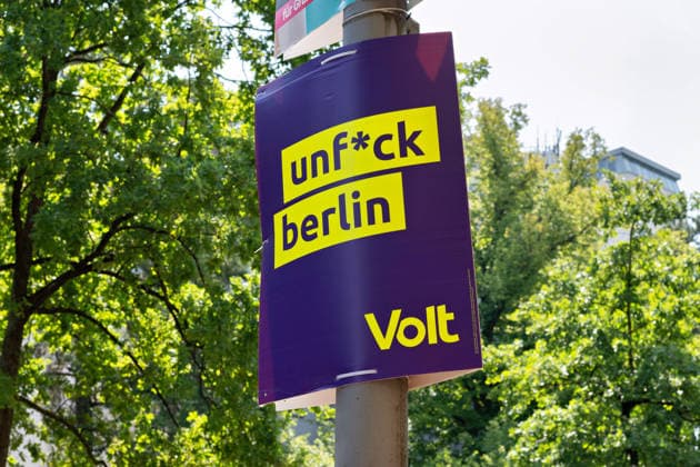 Berlin,03.08.2026,Wahlplakat der Partei Volt zur Wahl zum 20.Abgeordnetenhaus von Berlin sowie zu den Bezirksverordnetenversammlungen am 20.09.2026. *** Berlin, August 3, 2026—Election poster for the Volt Party for the election to the 20th Berlin House of Representatives and the district councils on September 20, 2026