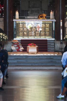 IPA87213567 - Milan: Don Mazzi™s Funeral at the Basilica of Sant™Ambrogio. Pictured: the coffin  Copyright: xFrancescoxEnriquezx xPoolxEnriquezxPiaggesix 87213567