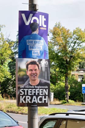 Berlin,03.08.2026,Wahlplakat der Partei SPD Steffen Krach sowie Volt zur Wahl zum 20.Abgeordnetenhaus von Berlin sowie zu den Bezirksverordnetenversammlungen am 20.09.2026. *** Berlin, August 3, 2026—Election posters for the SPD (featuring Steffen Krach) and Volt for the election to the 20th Berlin House of Representatives and the district councils on September 20, 2026