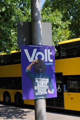 Berlin,03.08.2026,Wahlplakat der Partei Volt zur Wahl zum 20.Abgeordnetenhaus von Berlin sowie zu den Bezirksverordnetenversammlungen am 20.09.2026. *** Berlin, August 3, 2026—Election poster for the Volt Party for the election to the 20th Berlin House of Representatives and the district councils on September 20, 2026