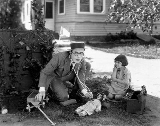 Dr. Jack; Doctor Jack, 1922 Harold Lloyd & Mildred Davis Dr. Jack; Doctor Jack 26 November 1922 Dr. Jack Character(s): Director: Fred C. Newmeyer SSI32536 Allstar Picture Library Ltd HAL ROACH STUDIOS **Warning** This Photograph is for editorial use only and is the copyright of HAL ROACH STUDIOS and or the Photographer assigned by the Film or Production Company & can only be reproduced by publications in conjunction with the promotion of the above Film. A Mandatory Credit To HAL ROACH STUDIOS is required. The Photographer should also be credited when known. No commercial use can be granted without written authority from the Film Company. Copyright: xHALxROACHxSTUDIOSx