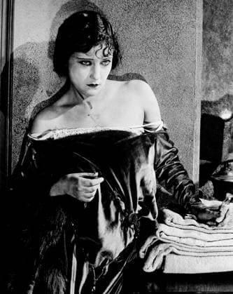 The Affairs Of Anatol; Five Kisses; A Prodigal Knight, 1921 Gloria Swanson The Affairs Of Anatol; Five Kisses; A Prodigal Knight 25 September 1921 Character(s): Vivian Spencer (Anatol s wife) Director: Cecil B. Demille SSP63608 Allstar Picture Library Ltd PARAMOUNT **Warning** This Photograph is for editorial use only and is the copyright of PARAMOUNT and or the Photographer assigned by the Film or Production Company & can only be reproduced by publications in conjunction with the promotion of the above Film. A Mandatory Credit To PARAMOUNT is required. The Photographer should also be credited when known. No commercial use can be granted without written authority from the Film Company. Copyright: xAllstar PARAMOUNTx
