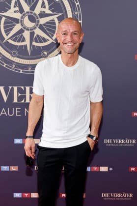 Moderator Peyman Amin steht bei der Kino-Premiere der 4. Staffel der RTL-Show Die Verräter auf dem roten Teppich im Cinenova in Ehrenfeld. Köln, 03.08.2026 NRW Deutschland *** Host Peyman Amin stands on the red carpet at the movie premiere of Season 4 of the RTL show *Die Verräter* at the Cinenova in Ehrenfeld, Cologne, August 3, 2026, North Rhine-Westphalia, Germany Copyright: xChristophxHardtx