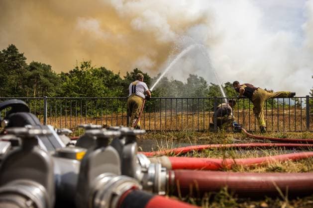OOSTRUM - The fire department is battling a very large fire in the De Rosmolen nature reserve. Due to dry conditions, the fire was able to spread rapidly. ROB ENGELAAR ANP netherlands out - belgium out  Copyright: xx x564815180x originalFilename: 564815180.jpg