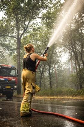 OOSTRUM - The fire department is battling a very large fire in the De Rosmolen nature reserve. Due to dry conditions, the fire was able to spread rapidly. ROB ENGELAAR ANP netherlands out - belgium out  Copyright: xx x564815185x originalFilename: 564815185.jpg