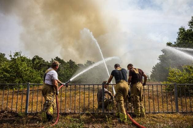 OOSTRUM - The fire department is battling a very large fire in the De Rosmolen nature reserve. Due to dry conditions, the fire was able to spread rapidly. ROB ENGELAAR ANP netherlands out - belgium out  Copyright: xx x564815195x originalFilename: 564815195.jpg