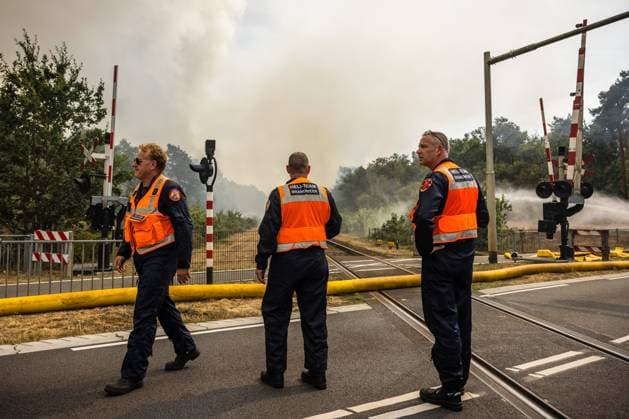 OOSTRUM - The fire department is battling a very large fire in the De Rosmolen nature reserve. Due to dry conditions, the fire was able to spread rapidly. ROB ENGELAAR ANP netherlands out - belgium out  Copyright: xx x564815200x originalFilename: 564815200.jpg
