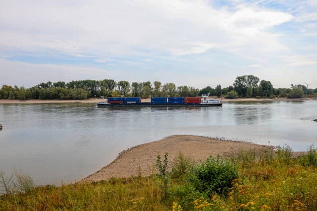 Niedriger Rheinpegel am Pegel Rees Für den 03.08.2026 wurde durch die Wasserstraßen- und Schifffahrtsverwaltung des Bundes ein Pegelstand von 32 cm veröffentlicht. Für die Binnenschifffahrt stellt der niedrige Pegel ein Problem dar. Sinkt er zu weit ab, dürfen Schiffe nicht mehr voll Rees, Nordrhein-Westfalen, DEU, Deutschland, 03.08.2026 *** Low Rhine Water Level at the Rees Gauge: The Federal Waterways and Shipping Administration published a water level of 32 cm for August 3, 2026. The low water level poses a problem for inland waterway shipping. If it drops too far, vessels will no longer be allowed to carry a full load. Rees, North Rhine-Westphalia, DEU, Germany, August 3, 2026