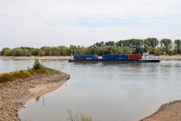 Niedriger Rheinpegel am Pegel Rees Für den 03.08.2026 wurde durch die Wasserstraßen- und Schifffahrtsverwaltung des Bundes ein Pegelstand von 32 cm veröffentlicht. Für die Binnenschifffahrt stellt der niedrige Pegel ein Problem dar. Sinkt er zu weit ab, dürfen Schiffe nicht mehr voll Rees, Nordrhein-Westfalen, DEU, Deutschland, 03.08.2026 *** Low Rhine Water Level at the Rees Gauge: The Federal Waterways and Shipping Administration published a water level of 32 cm for August 3, 2026. The low water level poses a problem for inland waterway shipping. If it drops too far, vessels will no longer be allowed to carry a full load. Rees, North Rhine-Westphalia, DEU, Germany, August 3, 2026