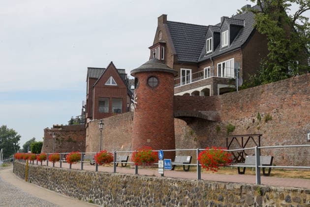 Niedriger Rheinpegel am Pegel Rees Für den 03.08.2026 wurde durch die Wasserstraßen- und Schifffahrtsverwaltung des Bundes ein Pegelstand von 32 cm veröffentlicht. Für die Binnenschifffahrt stellt der niedrige Pegel ein Problem dar. Sinkt er zu weit ab, dürfen Schiffe nicht mehr voll Rees, Nordrhein-Westfalen, DEU, Deutschland, 03.08.2026 *** Low Rhine Water Level at the Rees Gauge Station: The Federal Waterways and Shipping Administration published a water level of 32 cm for August 3, 2026. The low water level poses a problem for inland waterway shipping. If it drops too low, vessels will no longer be allowed to carry a full load. Rees, North Rhine-Westphalia, DEU, Germany, August 3, 2026