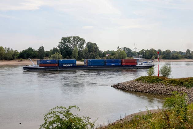 Niedriger Rheinpegel am Pegel Rees Für den 03.08.2026 wurde durch die Wasserstraßen- und Schifffahrtsverwaltung des Bundes ein Pegelstand von 32 cm veröffentlicht. Für die Binnenschifffahrt stellt der niedrige Pegel ein Problem dar. Sinkt er zu weit ab, dürfen Schiffe nicht mehr voll Rees, Nordrhein-Westfalen, DEU, Deutschland, 03.08.2026 *** Low Rhine Water Level at the Rees Gauge Station: The Federal Waterways and Shipping Administration published a water level of 32 cm for August 3, 2026. The low water level poses a problem for inland waterway shipping. If it drops too low, vessels will no longer be allowed to carry a full load. Rees, North Rhine-Westphalia, DEU, Germany, August 3, 2026