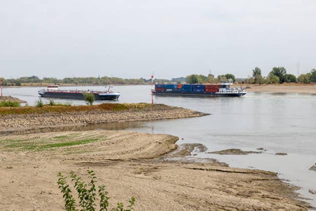 Niedriger Rheinpegel am Pegel Rees Für den 03.08.2026 wurde durch die Wasserstraßen- und Schifffahrtsverwaltung des Bundes ein Pegelstand von 32 cm veröffentlicht. Für die Binnenschifffahrt stellt der niedrige Pegel ein Problem dar. Sinkt er zu weit ab, dürfen Schiffe nicht mehr voll Rees, Nordrhein-Westfalen, DEU, Deutschland, 03.08.2026 *** Low Rhine Water Level at the Rees Gauge Station: The Federal Waterways and Shipping Administration published a water level of 32 cm for August 3, 2026. The low water level poses a problem for inland waterway shipping. If it drops too low, vessels will no longer be allowed to carry a full load. Rees, North Rhine-Westphalia, DEU, Germany, August 3, 2026