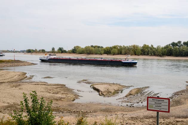 Niedriger Rheinpegel am Pegel Rees Für den 03.08.2026 wurde durch die Wasserstraßen- und Schifffahrtsverwaltung des Bundes ein Pegelstand von 32 cm veröffentlicht. Für die Binnenschifffahrt stellt der niedrige Pegel ein Problem dar. Sinkt er zu weit ab, dürfen Schiffe nicht mehr voll Rees, Nordrhein-Westfalen, DEU, Deutschland, 03.08.2026 *** Low Rhine Water Level at the Rees Gauge Station: The Federal Waterways and Shipping Administration published a water level of 32 cm for August 3, 2026. The low water level poses a problem for inland waterway shipping. If it drops too low, vessels will no longer be allowed to carry a full load. Rees, North Rhine-Westphalia, DEU, Germany, August 3, 2026