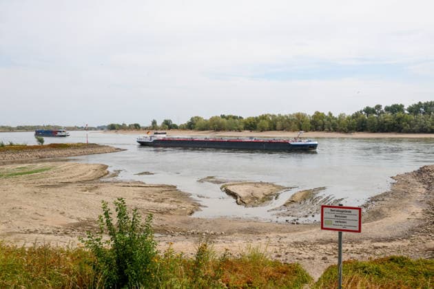 Niedriger Rheinpegel am Pegel Rees Für den 03.08.2026 wurde durch die Wasserstraßen- und Schifffahrtsverwaltung des Bundes ein Pegelstand von 32 cm veröffentlicht. Für die Binnenschifffahrt stellt der niedrige Pegel ein Problem dar. Sinkt er zu weit ab, dürfen Schiffe nicht mehr voll Rees, Nordrhein-Westfalen, DEU, Deutschland, 03.08.2026 *** Low Rhine Water Level at the Rees Gauge Station: The Federal Waterways and Shipping Administration published a water level of 32 cm for August 3, 2026. The low water level poses a problem for inland waterway shipping. If it drops too low, vessels will no longer be allowed to carry a full load. Rees, North Rhine-Westphalia, DEU, Germany, August 3, 2026