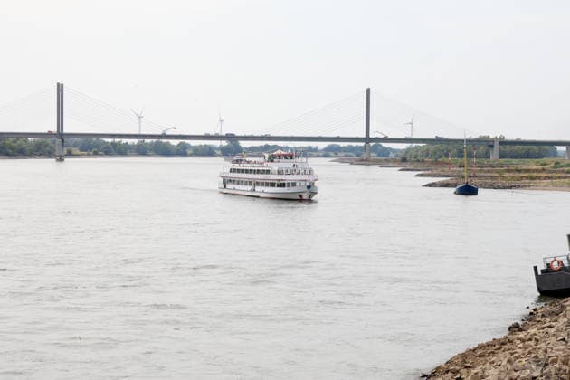 Niedriger Rheinpegel am Pegel Rees Für den 03.08.2026 wurde durch die Wasserstraßen- und Schifffahrtsverwaltung des Bundes ein Pegelstand von 32 cm veröffentlicht. Für die Binnenschifffahrt stellt der niedrige Pegel ein Problem dar. Sinkt er zu weit ab, dürfen Schiffe nicht mehr voll Rees, Nordrhein-Westfalen, DEU, Deutschland, 03.08.2026 *** Low Rhine Water Level at the Rees Gauge Station: The Federal Waterways and Shipping Administration published a water level of 32 cm for August 3, 2026. The low water level poses a problem for inland waterway shipping. If it drops too low, vessels will no longer be allowed to carry a full load. Rees, North Rhine-Westphalia, DEU, Germany, August 3, 2026
