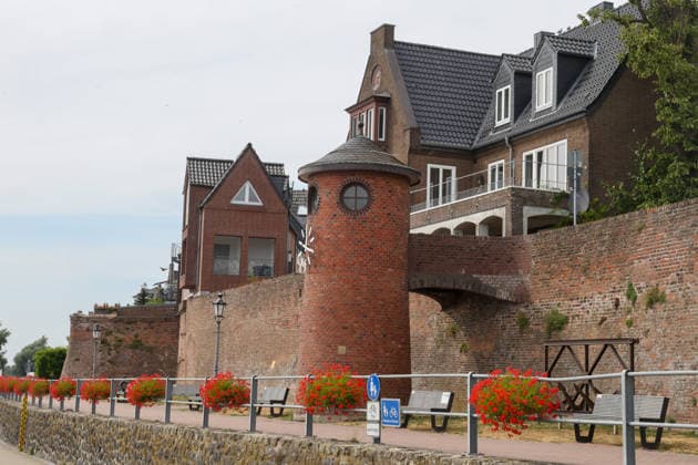 Niedriger Rheinpegel am Pegel Rees Für den 03.08.2026 wurde durch die Wasserstraßen- und Schifffahrtsverwaltung des Bundes ein Pegelstand von 32 cm veröffentlicht. Für die Binnenschifffahrt stellt der niedrige Pegel ein Problem dar. Sinkt er zu weit ab, dürfen Schiffe nicht mehr voll Rees, Nordrhein-Westfalen, DEU, Deutschland, 03.08.2026 *** Low Rhine Water Level at the Rees Gauge Station: The Federal Waterways and Shipping Administration published a water level of 32 cm for August 3, 2026. The low water level poses a problem for inland waterway shipping. If it drops too low, vessels will no longer be allowed to carry a full load. Rees, North Rhine-Westphalia, DEU, Germany, August 3, 2026