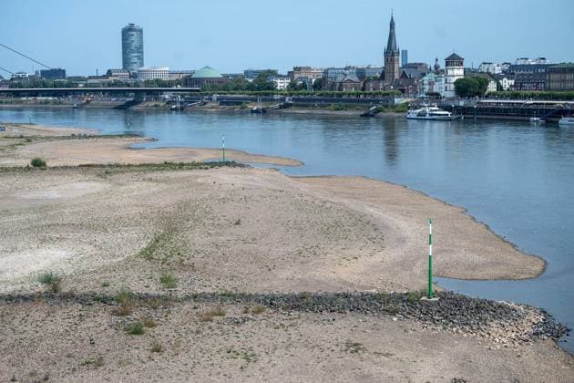 Der Rhein an der Düsseldorfer Altstadt führt extremes Niedrigwasser ** NUR FÜR REDAKTIONELLE ZWECKE ** EDITORIAL USE ONLY **<p>Der Rhein auf der Höhe der Düsseldorfer Altstadt führt extremes Niedrigwasser , fotografiert am Montag,03.August.2026. Deutschland NRW Düpsseldorf Copyright: KaixKitschenberg *** The Rhine near Düsseldorf’s Old Town is at an extremely low water level ** FOR EDITORIAL USE ONLY ** EDITORIAL USE ONLY ** p The Rhine near Düsseldorf’s Old Town is at an extremely low water level, photographed on Monday, August 3, 2026, Germany, North Rhine-Westphalia, Düsseldorf. Copyright KaixKitschenberg Copyright: KaixKitschenberg doc86zzk8qrq5iawvdegd9 ,EDITORIAL USE ONLY