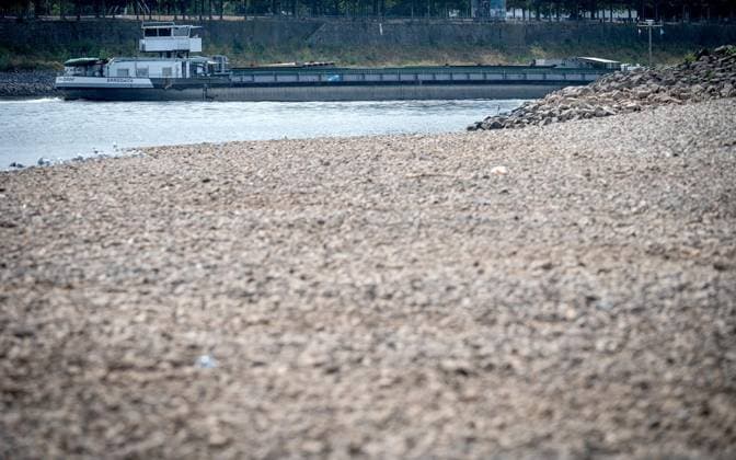 Der Rhein an der Düsseldorfer Altstadt führt extremes Niedrigwasser ** NUR FÜR REDAKTIONELLE ZWECKE ** EDITORIAL USE ONLY **<p>Der Rhein auf der Höhe der Düsseldorfer Altstadt führt extremes Niedrigwasser , fotografiert am Montag,03.August.2026. Deutschland NRW Düpsseldorf Copyright: KaixKitschenberg *** The Rhine near Düsseldorf’s Old Town is at an extremely low water level ** FOR EDITORIAL USE ONLY ** EDITORIAL USE ONLY ** p The Rhine near Düsseldorf’s Old Town is at an extremely low water level, photographed on Monday, August 3, 2026, Germany, North Rhine-Westphalia, Düsseldorf. Copyright KaixKitschenberg Copyright: KaixKitschenberg doc86zzkehf3k51mangtjwr ,EDITORIAL USE ONLY