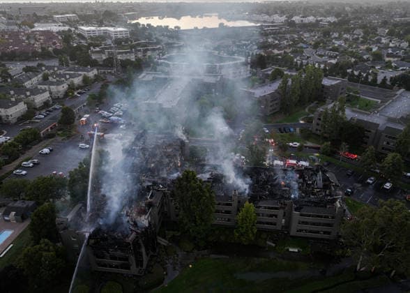 Massive apartment fire in Foster City of California continues FOSTER CITY, CA, UNITED STATES - AUGUST 3: Crews battle with flames as massive apartment fire continues on Monday in Foster City, California, United States on August 3, 2026. Tayfun Coskun Anadolu California United States. Editorial use only. Please get in touch for any other usage.  Copyright: x2026xAnadoluxTayfunxCoskunx