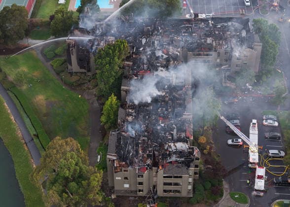 Massive apartment fire in Foster City of California continues FOSTER CITY, CA, UNITED STATES - AUGUST 3: Crews battle with flames as massive apartment fire continues on Monday in Foster City, California, United States on August 3, 2026. Tayfun Coskun Anadolu California United States. Editorial use only. Please get in touch for any other usage.  Copyright: x2026xAnadoluxTayfunxCoskunx