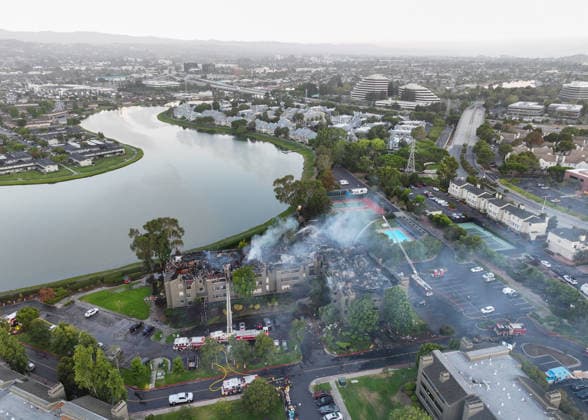 Massive apartment fire in Foster City of California continues FOSTER CITY, CA, UNITED STATES - AUGUST 3: Crews battle with flames as massive apartment fire continues on Monday in Foster City, California, United States on August 3, 2026. Tayfun Coskun Anadolu California United States. Editorial use only. Please get in touch for any other usage.  Copyright: x2026xAnadoluxTayfunxCoskunx