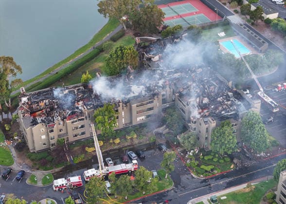 Massive apartment fire in Foster City of California continues FOSTER CITY, CA, UNITED STATES - AUGUST 3: Crews battle with flames as massive apartment fire continues on Monday in Foster City, California, United States on August 3, 2026. Tayfun Coskun Anadolu California United States. Editorial use only. Please get in touch for any other usage.  Copyright: x2026xAnadoluxTayfunxCoskunx