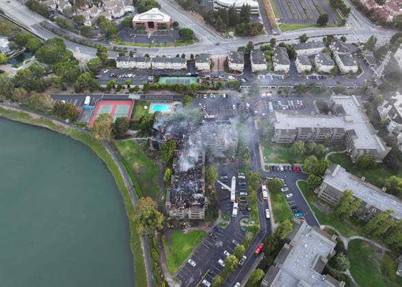 Massive apartment fire in Foster City of California continues FOSTER CITY, CA, UNITED STATES - AUGUST 3: Crews battle with flames as massive apartment fire continues on Monday in Foster City, California, United States on August 3, 2026. Tayfun Coskun Anadolu California United States. Editorial use only. Please get in touch for any other usage.  Copyright: x2026xAnadoluxTayfunxCoskunx