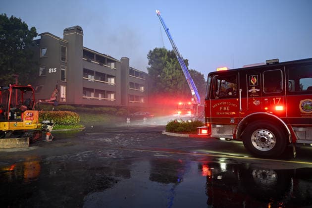 Massive apartment fire in Foster City of California continues FOSTER CITY, CA, UNITED STATES - AUGUST 3: Crews battle with flames as massive apartment fire continues on Monday in Foster City, California, United States on August 3, 2026. Tayfun Coskun Anadolu California United States. Editorial use only. Please get in touch for any other usage.  Copyright: x2026xAnadoluxTayfunxCoskunx