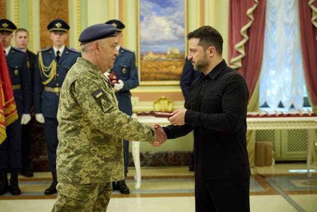 Zelenskyy presents state awards to Ukrainian Air Force personnel Ukrainian President Volodymyr Zelenskyy presents state awards to members of the Ukrainian Air Force during a ceremony marking Ukrainian Air Force Day in Kyiv, Ukraine, on August 2, 2026. Photo by PRESIDENT OF UKRAINE apaimages Ukraine Ukraine Ukraine 020826_Ukraine_UPO_00(12).jpeg Copyright: xapaimagesxPRESIDENTxOFxUKRAINEx xapaimagesx