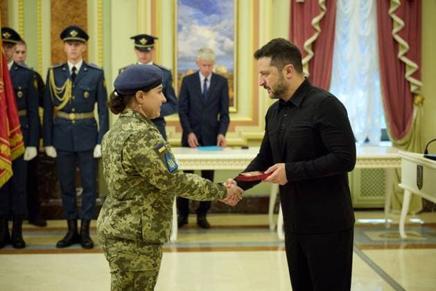 Zelenskyy presents state awards to Ukrainian Air Force personnel Ukrainian President Volodymyr Zelenskyy presents state awards to members of the Ukrainian Air Force during a ceremony marking Ukrainian Air Force Day in Kyiv, Ukraine, on August 2, 2026. Photo by PRESIDENT OF UKRAINE apaimages Ukraine Ukraine Ukraine 020826_Ukraine_UPO_00(13).jpeg Copyright: xapaimagesxPRESIDENTxOFxUKRAINEx xapaimagesx