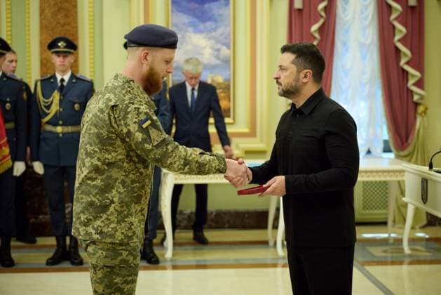 Zelenskyy presents state awards to Ukrainian Air Force personnel Ukrainian President Volodymyr Zelenskyy presents state awards to members of the Ukrainian Air Force during a ceremony marking Ukrainian Air Force Day in Kyiv, Ukraine, on August 2, 2026. Photo by PRESIDENT OF UKRAINE apaimages Ukraine Ukraine Ukraine 020826_Ukraine_UPO_00(14).jpeg Copyright: xapaimagesxPRESIDENTxOFxUKRAINEx xapaimagesx