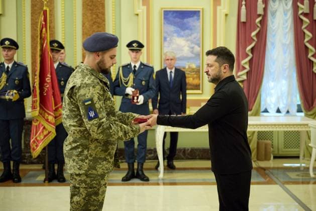Zelenskyy presents state awards to Ukrainian Air Force personnel Ukrainian President Volodymyr Zelenskyy presents state awards to members of the Ukrainian Air Force during a ceremony marking Ukrainian Air Force Day in Kyiv, Ukraine, on August 2, 2026. Photo by PRESIDENT OF UKRAINE apaimages Ukraine Ukraine Ukraine 020826_Ukraine_UPO_00(10).jpeg Copyright: xapaimagesxPRESIDENTxOFxUKRAINEx xapaimagesx