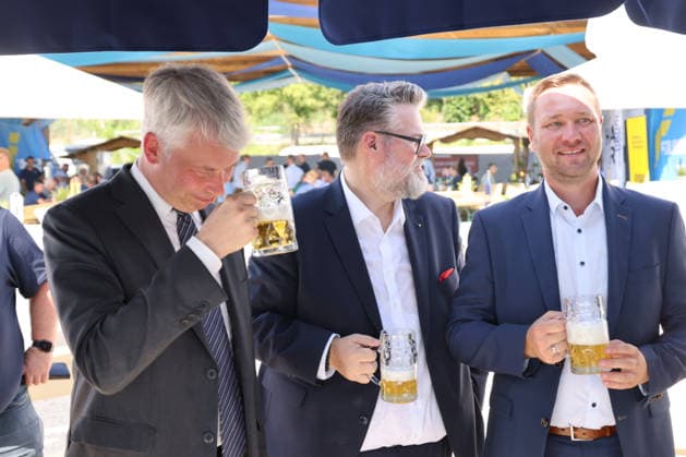 Bundesminister Steffen Billger 03.08.2026, Germany, Bayern, Passau, Schleuse Bundesverkehrsminister für Verkehr nimmt das Geld selbst in die Hand für die Infrastrukturprojekte. Steffen Bilger (CDU) Bundesminister für Verkehr, mit Spaten bei der Sanierung der 100 Jahre alten Schleuse, Landesminister für Verkehr , Christian Bernreiter CSU, Spaten, Bau, Arbeit, mit Oberbürgermeister Rother SPD und Landrat Kneisinger CSU Passau Bayern Germany *** Federal Minister Steffen Billger, August 3, 2026, Germany, Bavaria, Passau, Lock Federal Minister of Transportation Takes Matters into His Own Hands for Infrastructure Projects Steffen Bilger (CDU), Federal Minister of Transportation, breaks ground with a shovel on the renovation of the 100-year-old