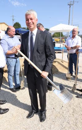 Bundesminister Steffen Billger 03.08.2026, Germany, Bayern, Passau, Schleuse Bundesverkehrsminister für Verkehr nimmt das Geld selbst in die Hand für die Infrastrukturprojekte. Steffen Bilger (CDU) Bundesminister für Verkehr, mit Spaten bei der Sanierung der 100 Jahre alten Schleuse, Landesminister für Verkehr , Christian Bernreiter CSU, Spaten, Bau, Arbeit, mit Oberbürgermeister Rother SPD und Landrat Kneisinger CSU Passau Bayern Germany *** Federal Minister Steffen Billger, August 3, 2026, Germany, Bavaria, Passau, Lock Federal Minister of Transportation Takes Matters into His Own Hands for Infrastructure Projects Steffen Bilger (CDU), Federal Minister of Transportation, breaks ground with a shovel for the renovation of the 100-year-ol