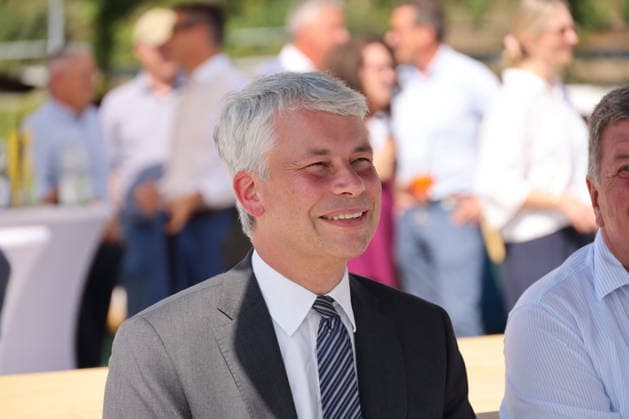 Bundesminister Steffen Billger 03.08.2026, Germany, Bayern, Passau, Schleuse Bundesverkehrsminister für Verkehr nimmt das Geld selbst in die Hand für die Infrastrukturprojekte. Steffen Bilger (CDU) Bundesminister für Verkehr, mit Spaten bei der Sanierung der 100 Jahre alten Schleuse, Landesminister für Verkehr , Christian Bernreiter CSU, Spaten, Bau, Arbeit, mit Oberbürgermeister Rother SPD und Landrat Kneisinger CSU Passau Bayern Germany *** Federal Minister Steffen Billger, August 3, 2026, Germany, Bavaria, Passau, Lock Federal Minister of Transportation Takes Matters into His Own Hands for Infrastructure Projects Steffen Bilger (CDU), Federal Minister of Transportation, breaks ground with a shovel at the renovation of the 100-year-old