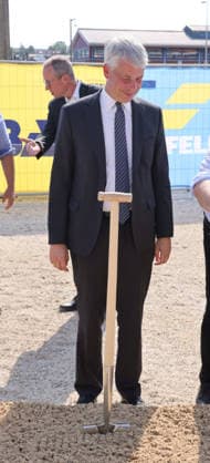 Bundesminister Steffen Billger 03.08.2026, Germany, Bayern, Passau, Schleuse Bundesverkehrsminister für Verkehr nimmt das Geld selbst in die Hand für die Infrastrukturprojekte. Steffen Bilger (CDU) Bundesminister für Verkehr, mit Spaten bei der Sanierung der 100 Jahre alten Schleuse, Landesminister für Verkehr , Christian Bernreiter CSU, Spaten, Bau, Arbeit, mit Oberbürgermeister Rother SPD und Landrat Kneisinger CSU Passau Bayern Germany *** Federal Minister Steffen Billger, August 3, 2026, Germany, Bavaria, Passau, Lock Federal Minister of Transportation Takes Matters into His Own Hands for Infrastructure Projects Steffen Bilger (CDU), Federal Minister of Transportation, breaks ground with a shovel at the renovation of the 100-year-old