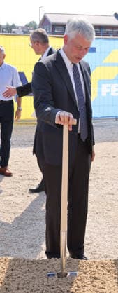 Bundesminister Steffen Billger 03.08.2026, Germany, Bayern, Passau, Schleuse Bundesverkehrsminister für Verkehr nimmt das Geld selbst in die Hand für die Infrastrukturprojekte. Steffen Bilger (CDU) Bundesminister für Verkehr, mit Spaten bei der Sanierung der 100 Jahre alten Schleuse, Landesminister für Verkehr , Christian Bernreiter CSU, Spaten, Bau, Arbeit, mit Oberbürgermeister Rother SPD und Landrat Kneisinger CSU Passau Bayern Germany *** Federal Minister Steffen Billger, August 3, 2026, Germany, Bavaria, Passau, Lock Federal Minister of Transportation Takes Matters into His Own Hands for Infrastructure Projects Steffen Bilger (CDU), Federal Minister of Transportation, breaks ground with a shovel at the renovation of the 100-year-old
